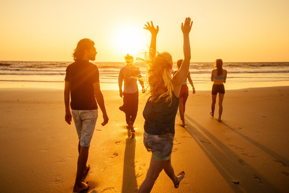 Grupo de amigos en la playa. Importancia de una vida saludable.