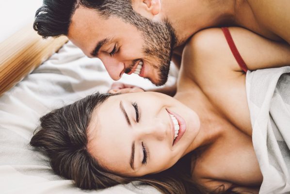 Pareja feliz en un momento intimo de contar con una solución de cómo aumentar la libido.