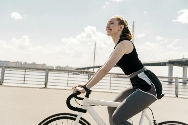 Mujer disfrutando de paseo en bicicleta para ser una persona saludable