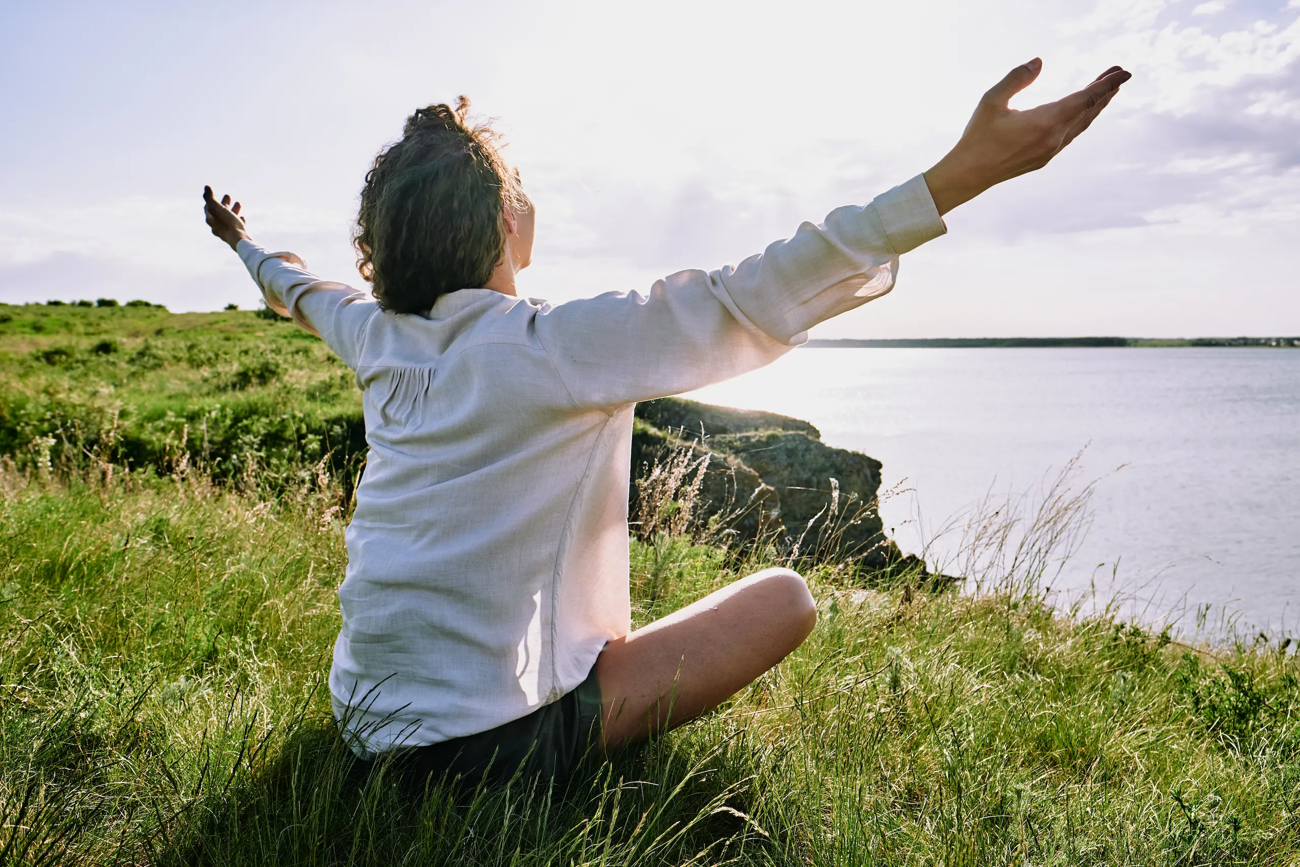 Mujer relajada disfrutando de los beneficios de la auriculoterapia y estudios inbody de V-Zana