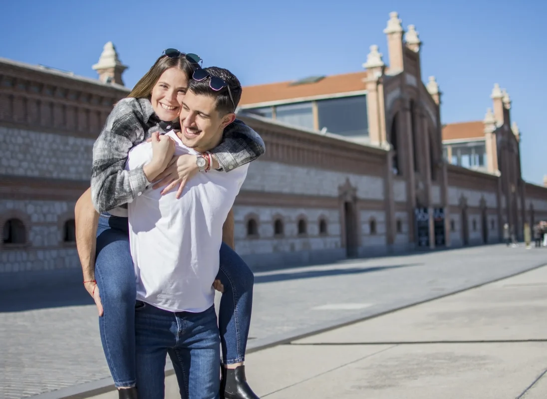 Pareja feliz cuidando su salud sexual juntos.