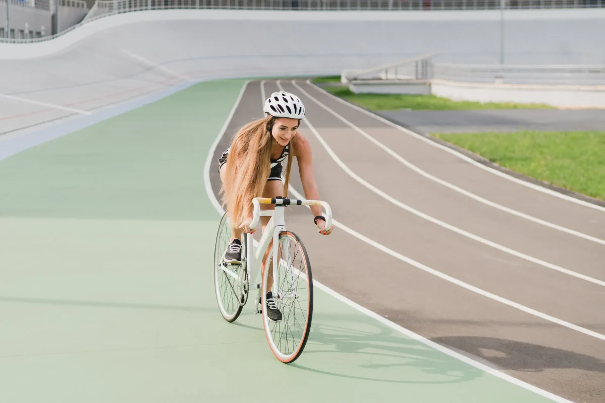 Mujer practicando ciclismo en ruta.